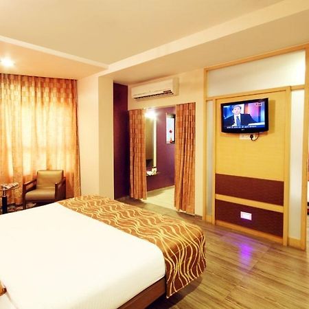 Hotel Bhagyalaxmi Ширди Экстерьер фото