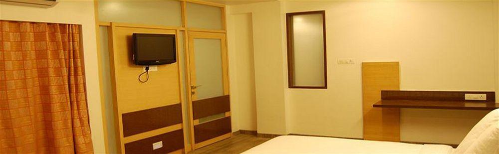 Hotel Bhagyalaxmi Ширди Экстерьер фото