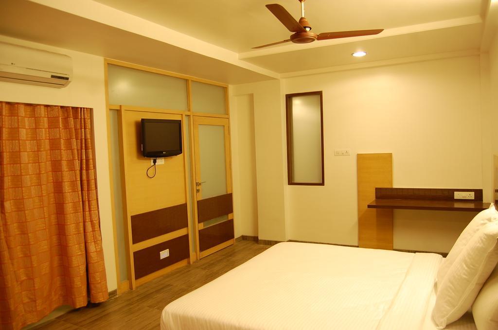 Hotel Bhagyalaxmi Ширди Экстерьер фото