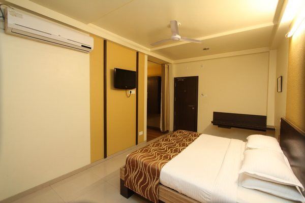 Hotel Bhagyalaxmi Ширди Экстерьер фото